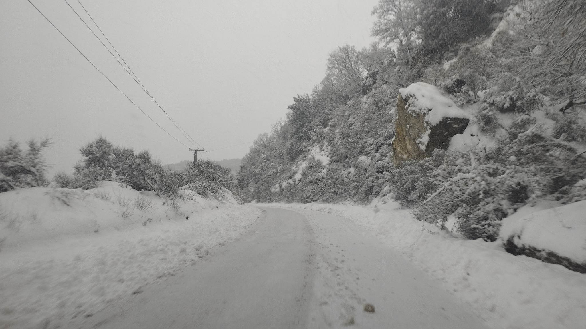 Αμείωτη η ένταση της χιονόπτωσης στο Ανατολικό και Νότιο Πήλιο- Χωρίς ηλεκτρικό πολλά χωριά (βίντεο)
